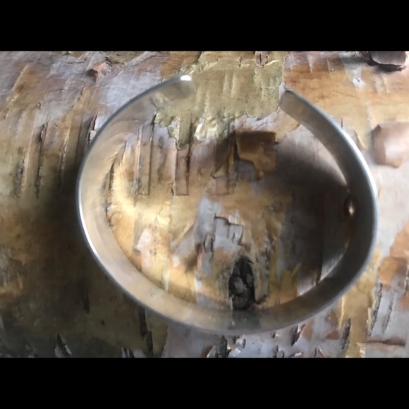 Indigenous BC carved silver eagle bracelet - Picture 4 of 7